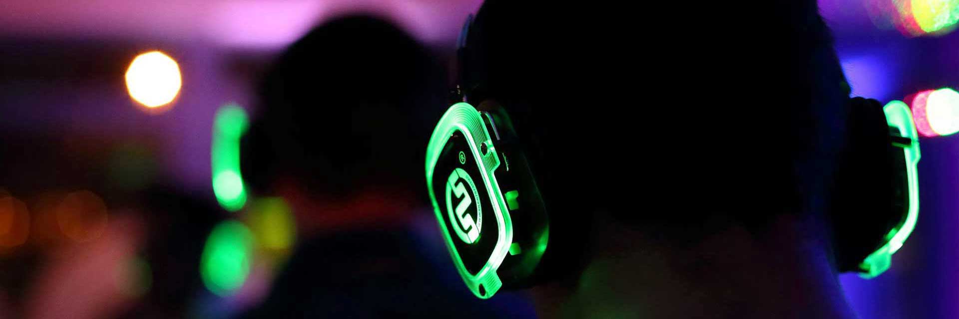 party-silent-disco Silentsystem Silent-Disco-Kopfhörer mit LED bei einem Event