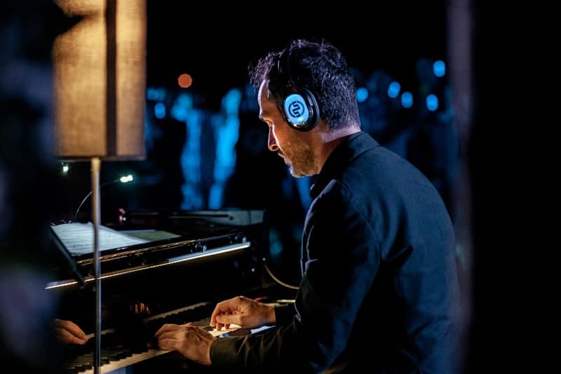 Yamaha-Gemüsekathedralenkonzert Pianist beim Yamaha-Konzert in der Cattedrale Vegetale mit Kopfhörern SX-553
