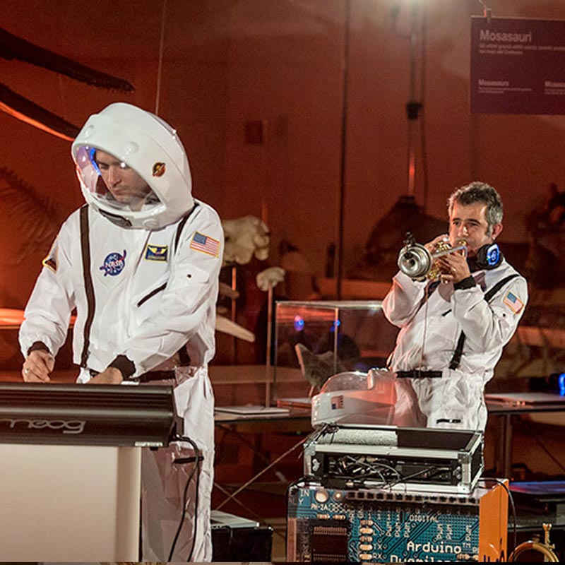 Silent Concert Paolo Fresu Silent Concert von Paolo Fresu mit Musikern in Astronautenanzügen