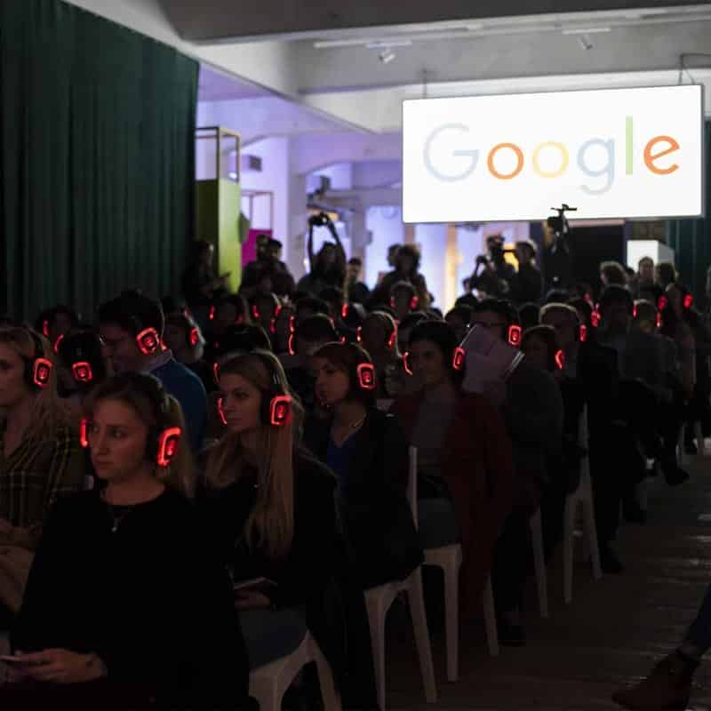 Silent Meeting Google Publikum mit kabellosen Kopfhörern mit roten LEDs bei einem Google-Event