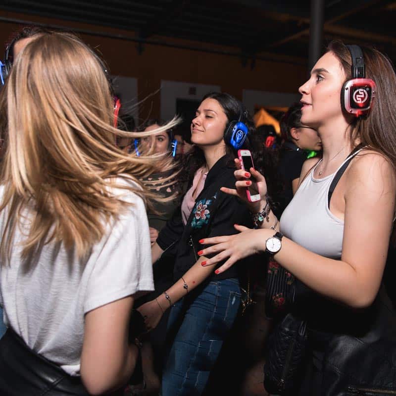 silentparty-1 Mädchen tanzen mit Silent-Disco-Kopfhörern auf einer Party
