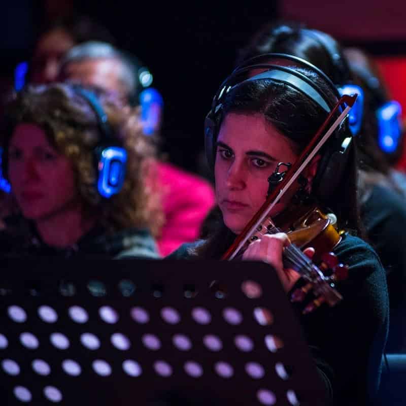 Abaton Live by Kekko Fornarelli Geigerin mit kabellosen Kopfhörern beim Konzert Abaton von Kekko Fornarelli