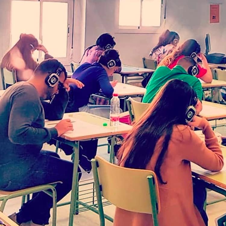 Cuffie per Esami Inglese Studierende mit kabellosen Kopfhörern während einer Englischprüfung
