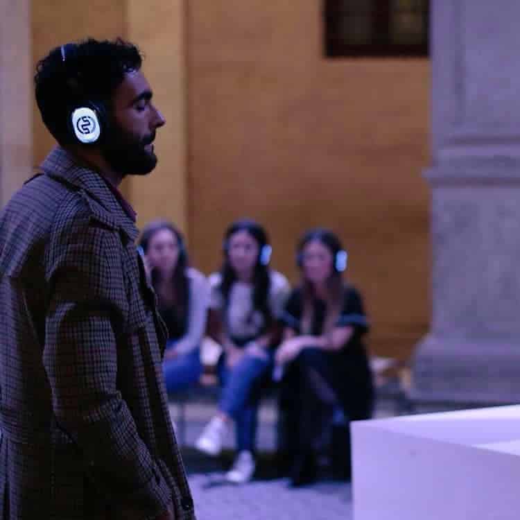 Marco Mengoni Marco Mengoni mit kabellosen Silentsystem-Kopfhörern vor dem Publikum