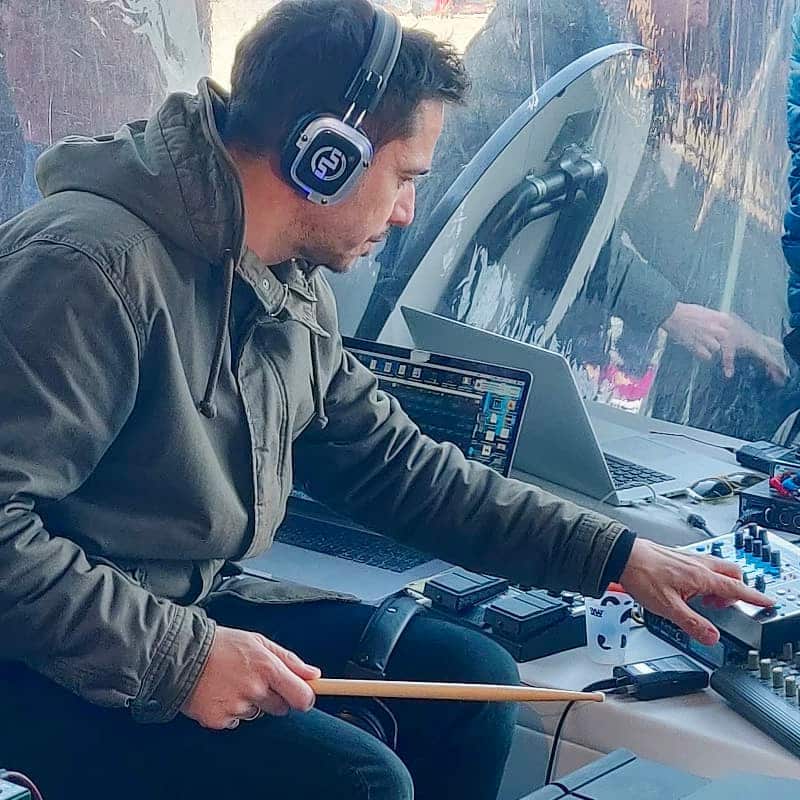 Drummer in Silent Schlagzeuger spielt mit kabellosen Silentsystem-Kopfhörern