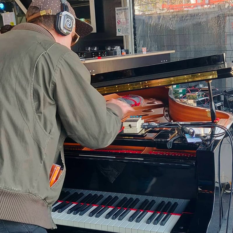 Cully Jazz Festival Pianist mit Silentsystem-Kopfhörern beim Cully Jazz Festival