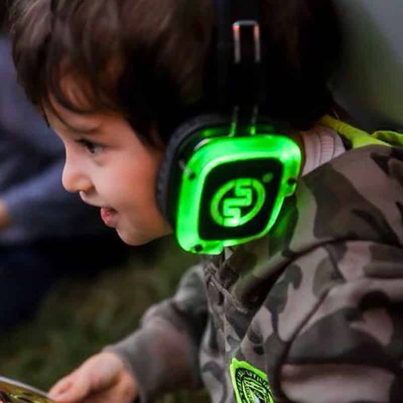 bambini-silentnight Kind mit Silent-Disco-Kopfhörern mit grünen LEDs