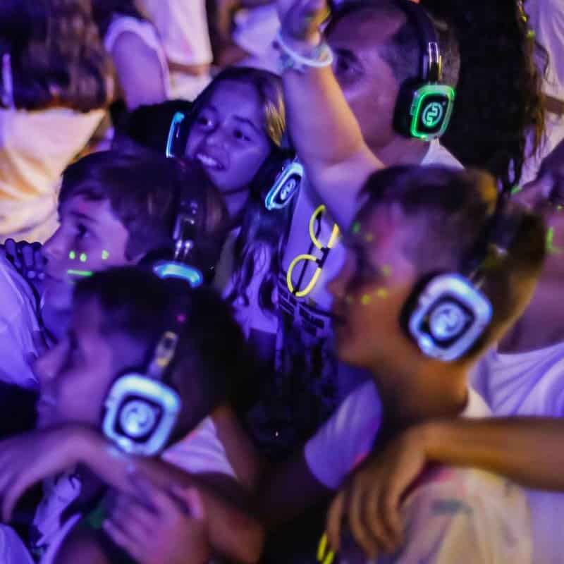 festecuffiebambini Gruppe von Kindern mit kabellosen LED-Kopfhörern auf einer Party