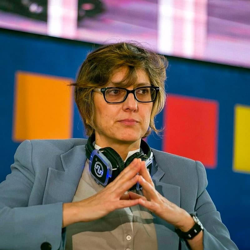 Giulia Bongiorno – Silentsystem Giulia Bongiorno mit Silentsystem-Kopfhörern auf einer Konferenz
