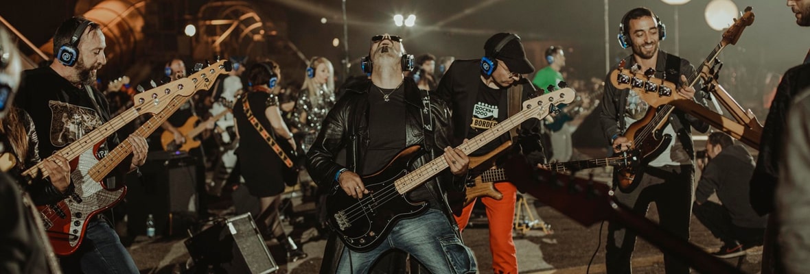 rockin1000concert Rockin'1000 – tausend Musiker, synchronisiert mit kabellosen Audiosystemen von Silentsystem