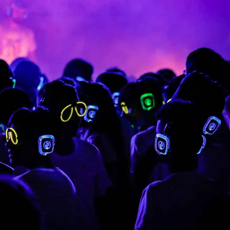 silentparty-kids Kinder mit LED-Kopfhörern auf einer abendlichen Silent Party