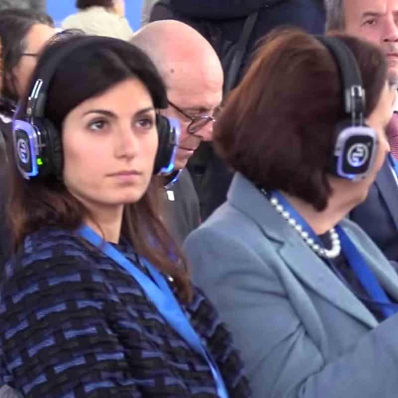 Virginia Raggi – Silentsystem Virginia Raggi mit kabellosen Silentsystem-Kopfhörern auf einem Kongress