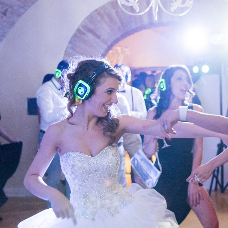 matrimonio1 Braut tanzt mit Silent-Disco-Kopfhörern auf der Hochzeit