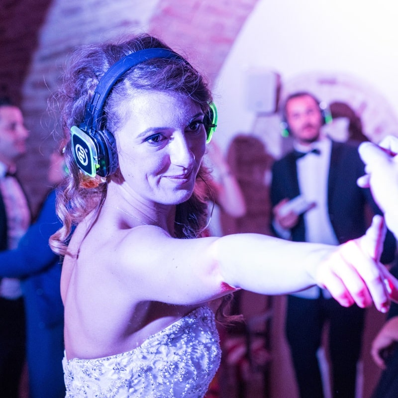 matrimonio2 Braut mit Kopfhörern mit grünen LEDs tanzt auf der Hochzeitsfeier