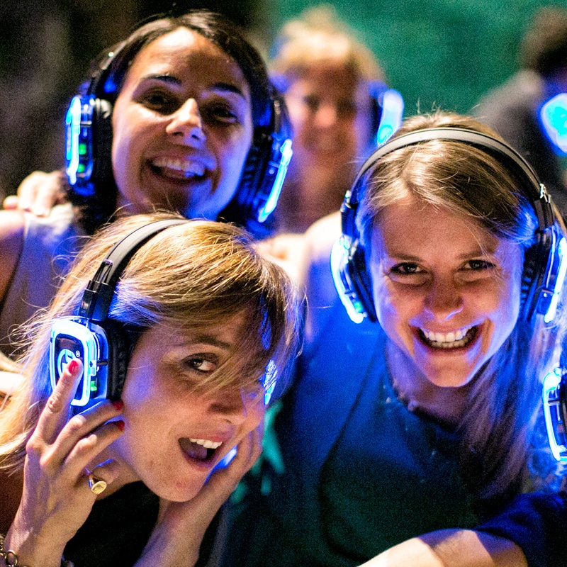matrimonio5 Lächelnde Hochzeitsgäste mit Silent-Disco-Kopfhörern mit blauen LEDs
