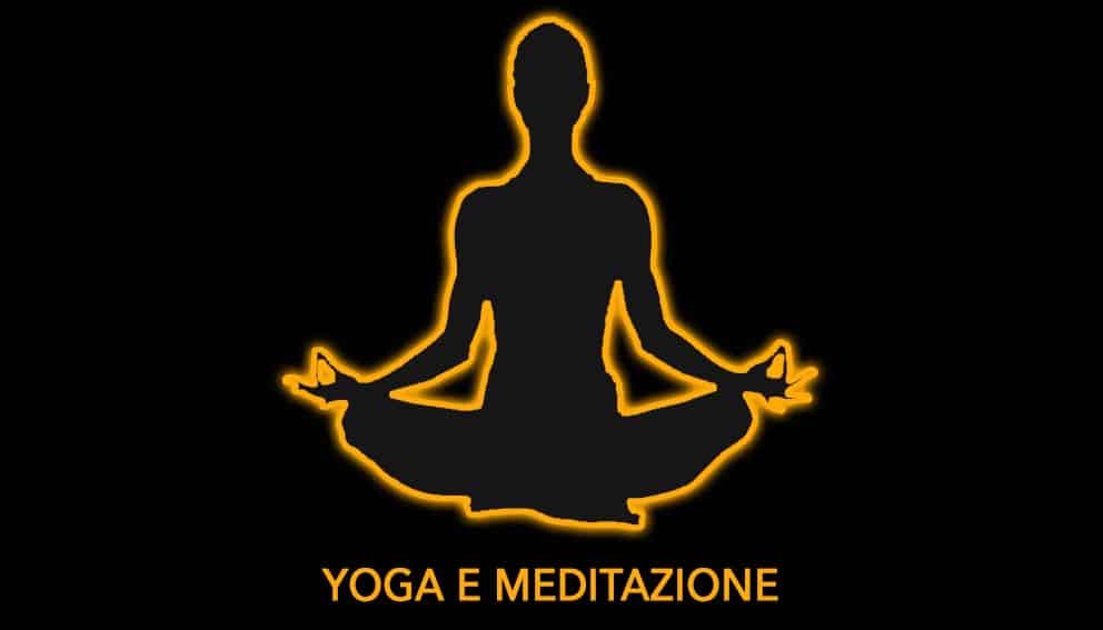 yoga-meditation Yoga-Meditation am Strand zwischen Palmen mit kabellosen Kopfhörern