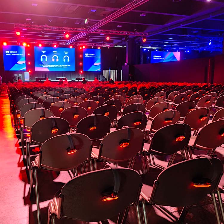 congresso-aws AWS-Kongresssaal mit Stühlen und Bildschirmen
