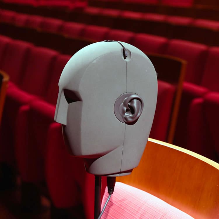 dummyhead Kunstkopf für binaurale 3D-Audioaufnahmen in einem Theater