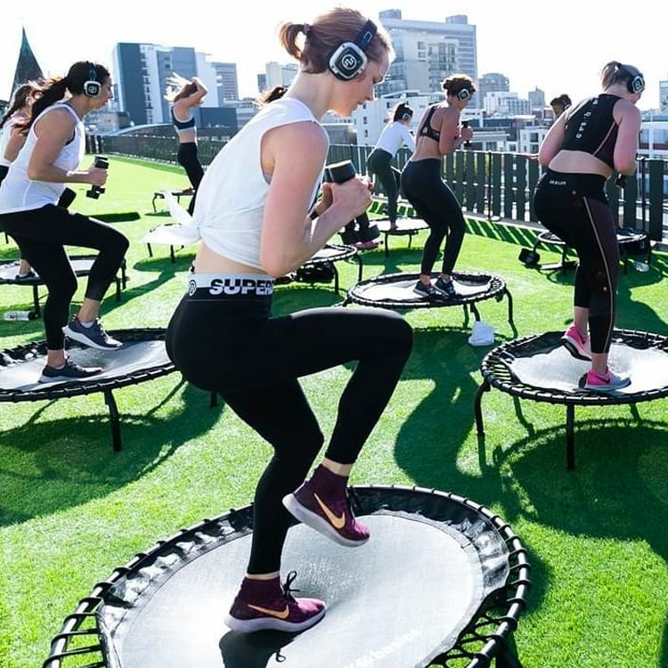 jumper Jumping-Fitness-Stunde im Freien mit kabellosen Kopfhörern