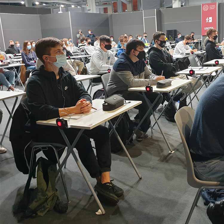 Kabellose Kopfhörer von Silentsystem für den Unterricht im Klassenzimmer