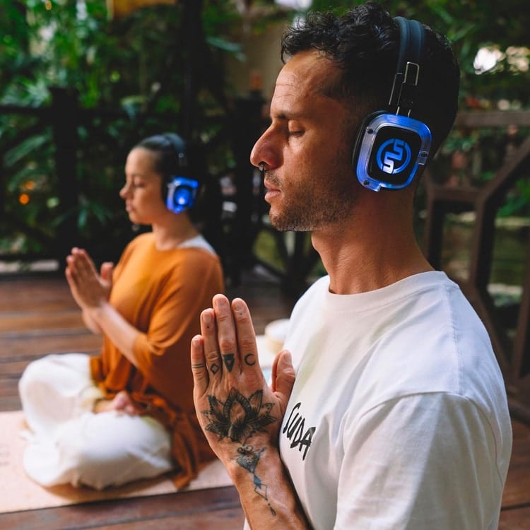 meditazione-cuffie Geführte Meditation mit kabellosen Kopfhörern mit blauen LEDs