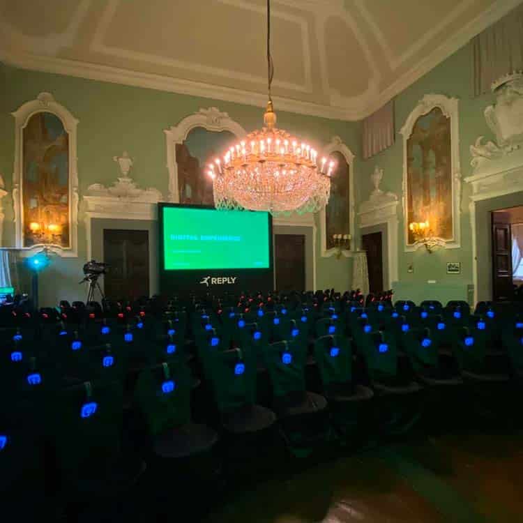 reply-congress Historischer Saal mit kabellosen Kopfhörern mit blauen LEDs, bereit für einen Reply-Kongress