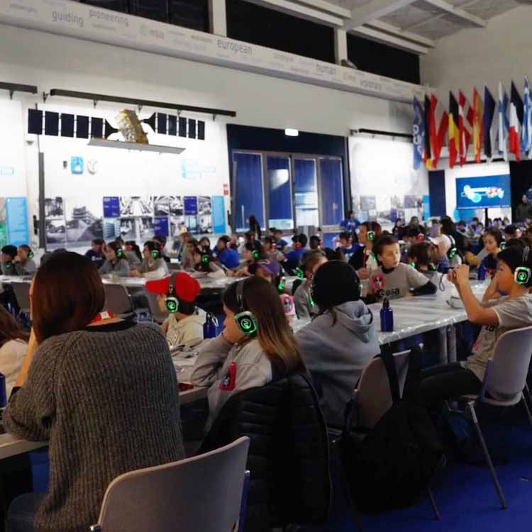 ESA-Schule mit kabellosen Kopfhörern von Silentsystem