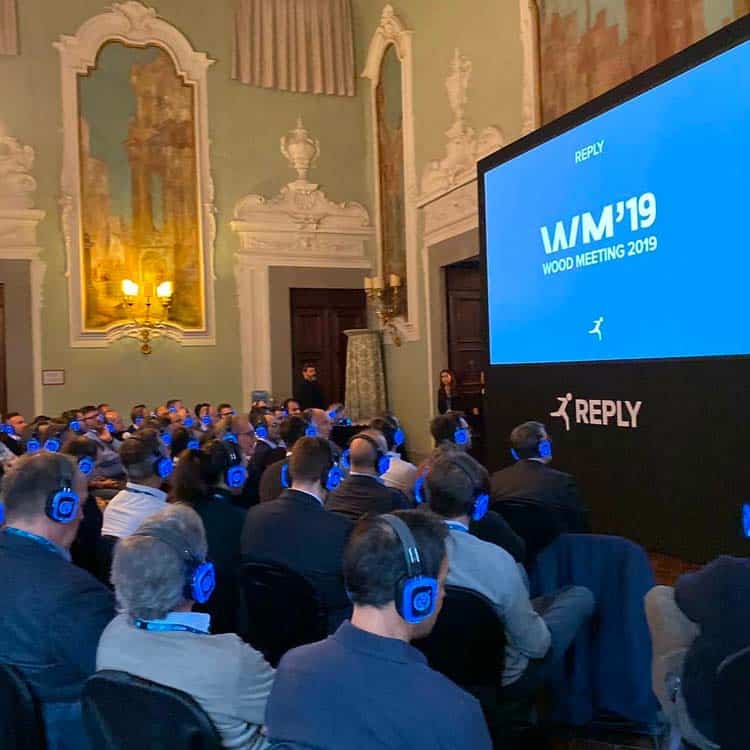 wm19-congresso Teilnehmer mit kabellosen Kopfhörern beim Kongress WM19 von Reply
