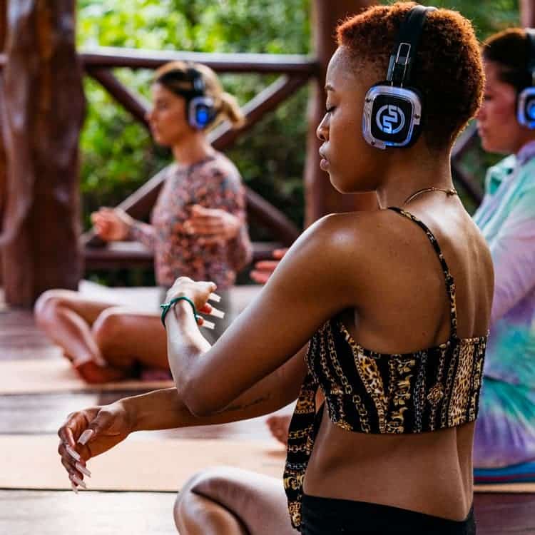 yoga-suda Yoga-Stunde im Freien mit kabellosen LED-Kopfhörern