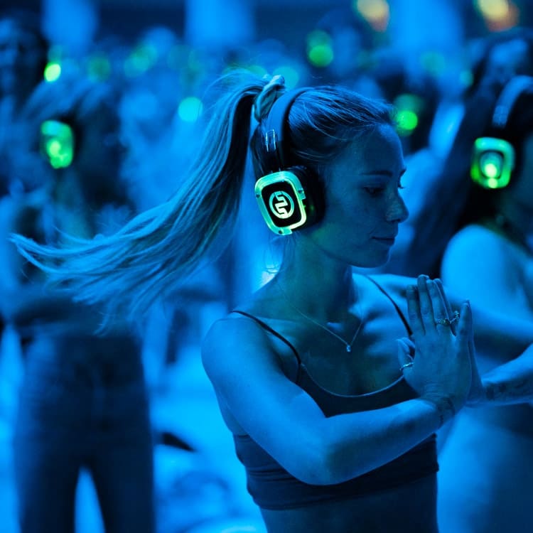 yogaparty Yoga-Party mit LED-Kopfhörern und blauem Licht