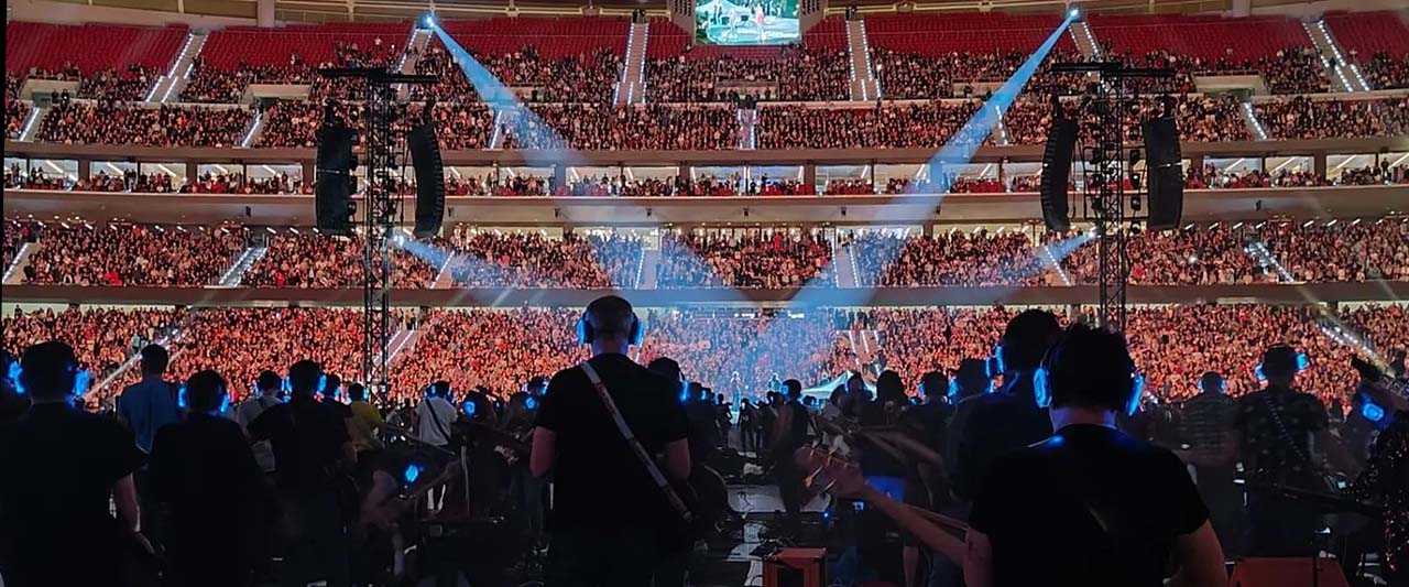 chi-siamo-silentsystem Konzert in einer Halle mit Publikum in Silentsystem-Kopfhörern