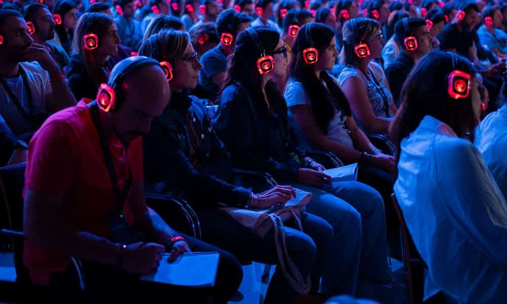 Cuffie wireless per silentlab Studierende machen sich Notizen mit kabellosen Kopfhörern im Hörsaal