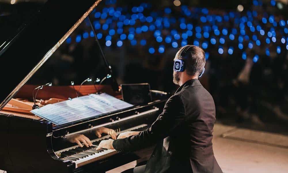 yamaha silentconcert Pianist im Konzert mit Kopfhörern vor einem Publikum mit Kopfhörern