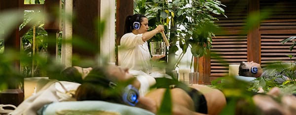 Silent Yoga mit Kopfhörern