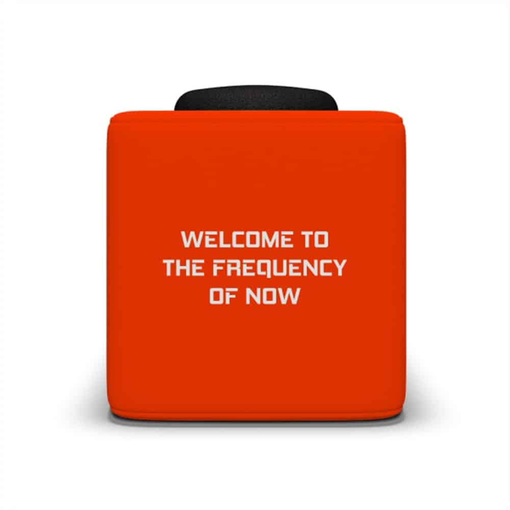 Orangefarbene Catchbox mit dem Schriftzug Welcome to the frequency of now